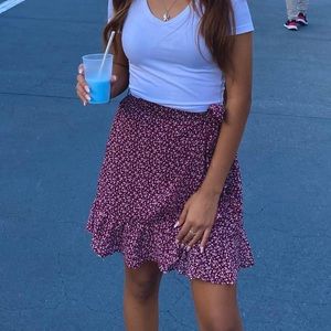 Hi! Selling this super cute Hollister skirt!
